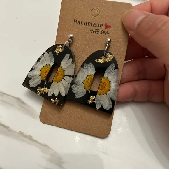Daisy Flower Natural Resin Earrings - Picture 2 of 3